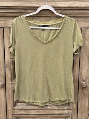 EUC Women's WHITE HOUSE BLACK MARKET Olive Green Short Sleeve Tee (Medium)